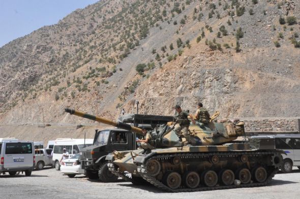 Teröristler karakola kadar girdi! 1