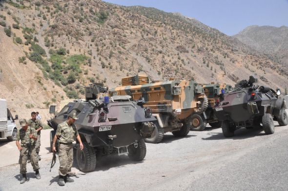 Teröristler karakola kadar girdi! 2