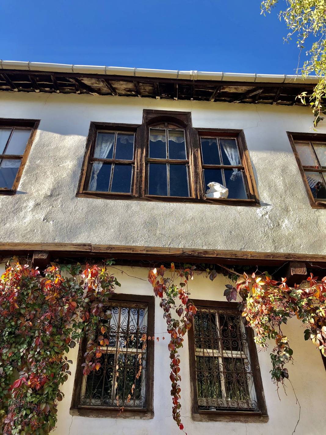 Ayaş Ankara’ya 55 km mesafede geleneksel evleri ve tarihi yapıları ile meşhur bir ilçesidir.Yazarımız Ünal Sade Habername okurları için fotoğrafladı. 11