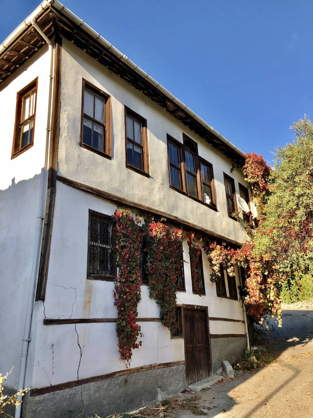 Ayaş Ankara’ya 55 km mesafede geleneksel evleri ve tarihi yapıları ile meşhur bir ilçesidir.Yazarımız Ünal Sade Habername okurları için fotoğrafladı. 12