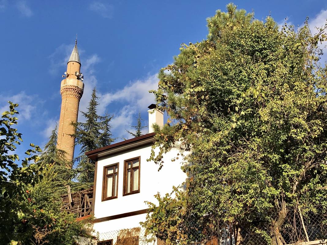 Ayaş Ankara’ya 55 km mesafede geleneksel evleri ve tarihi yapıları ile meşhur bir ilçesidir.Yazarımız Ünal Sade Habername okurları için fotoğrafladı. 14