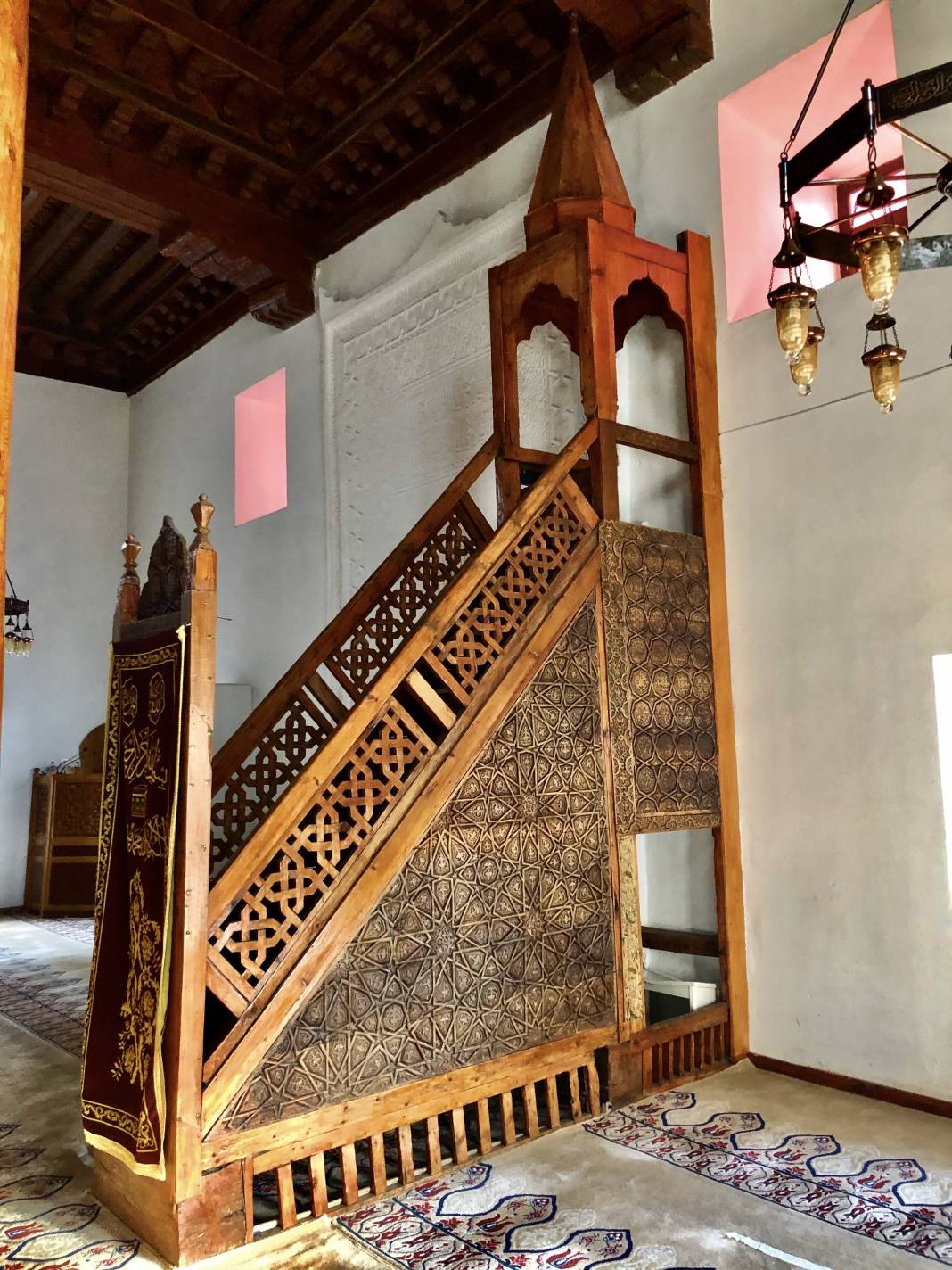 Ayaş Ankara’ya 55 km mesafede geleneksel evleri ve tarihi yapıları ile meşhur bir ilçesidir.Yazarımız Ünal Sade Habername okurları için fotoğrafladı. 16