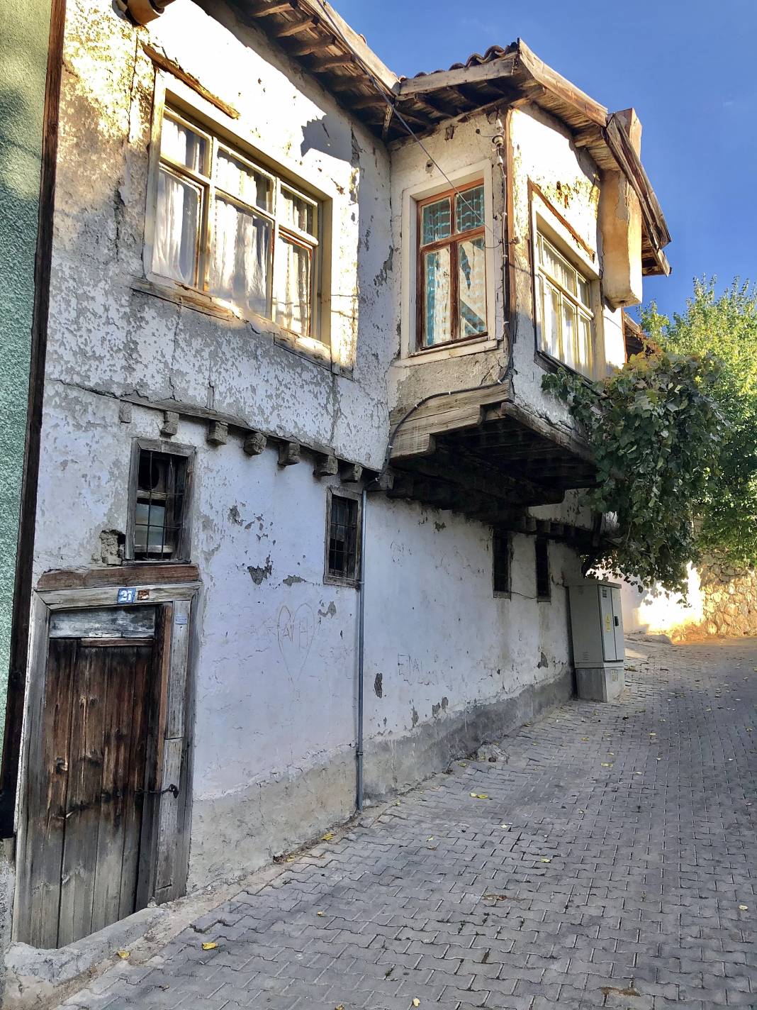 Ayaş Ankara’ya 55 km mesafede geleneksel evleri ve tarihi yapıları ile meşhur bir ilçesidir.Yazarımız Ünal Sade Habername okurları için fotoğrafladı. 17