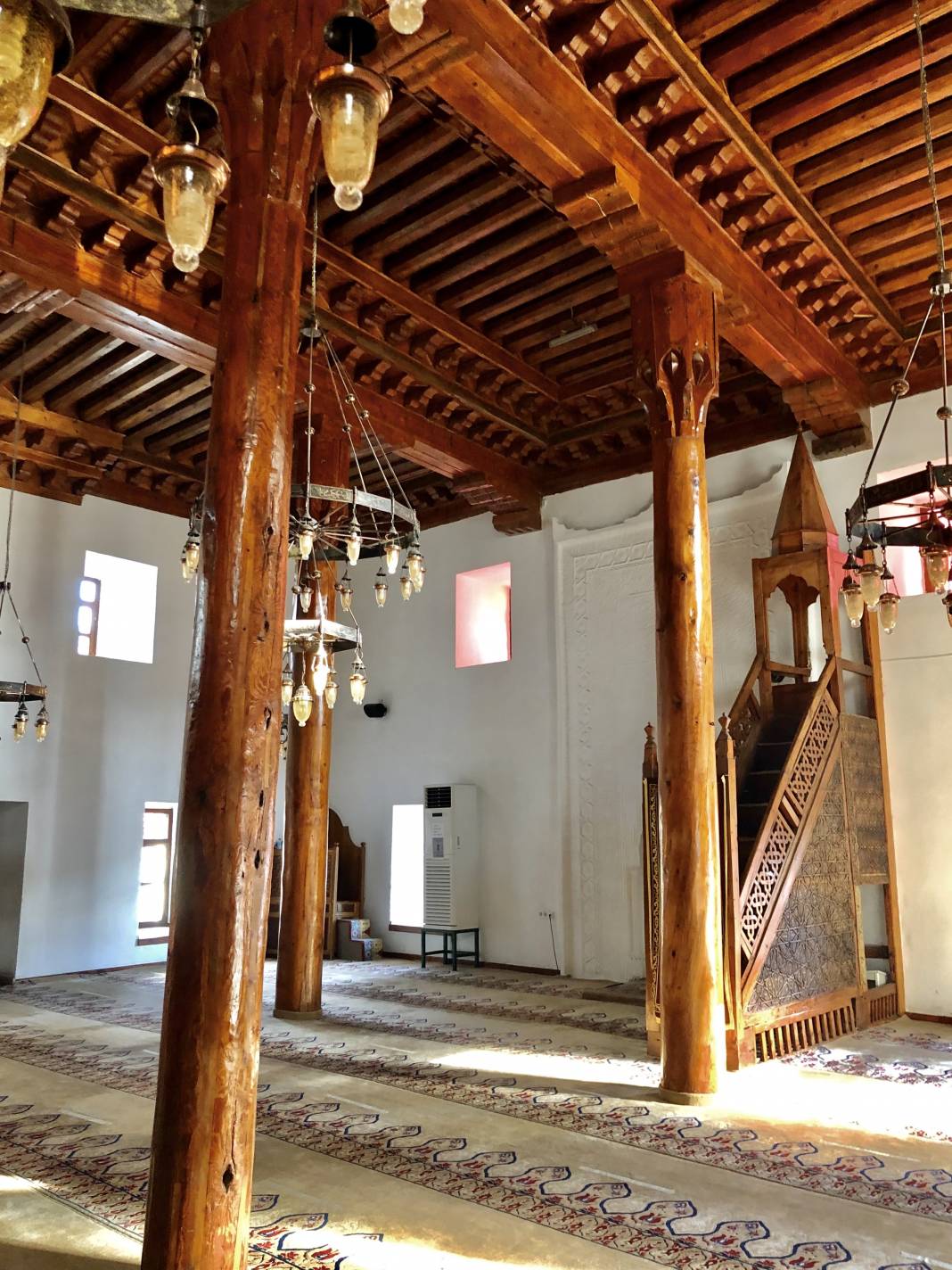 Ayaş Ankara’ya 55 km mesafede geleneksel evleri ve tarihi yapıları ile meşhur bir ilçesidir.Yazarımız Ünal Sade Habername okurları için fotoğrafladı. 18