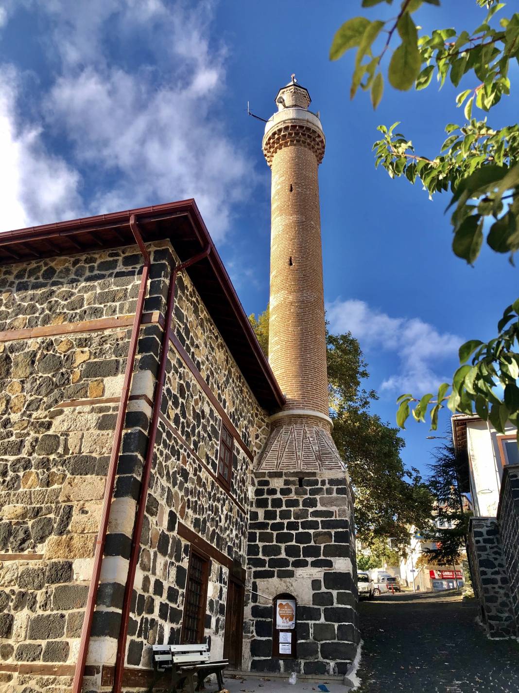 Ayaş Ankara’ya 55 km mesafede geleneksel evleri ve tarihi yapıları ile meşhur bir ilçesidir.Yazarımız Ünal Sade Habername okurları için fotoğrafladı. 19
