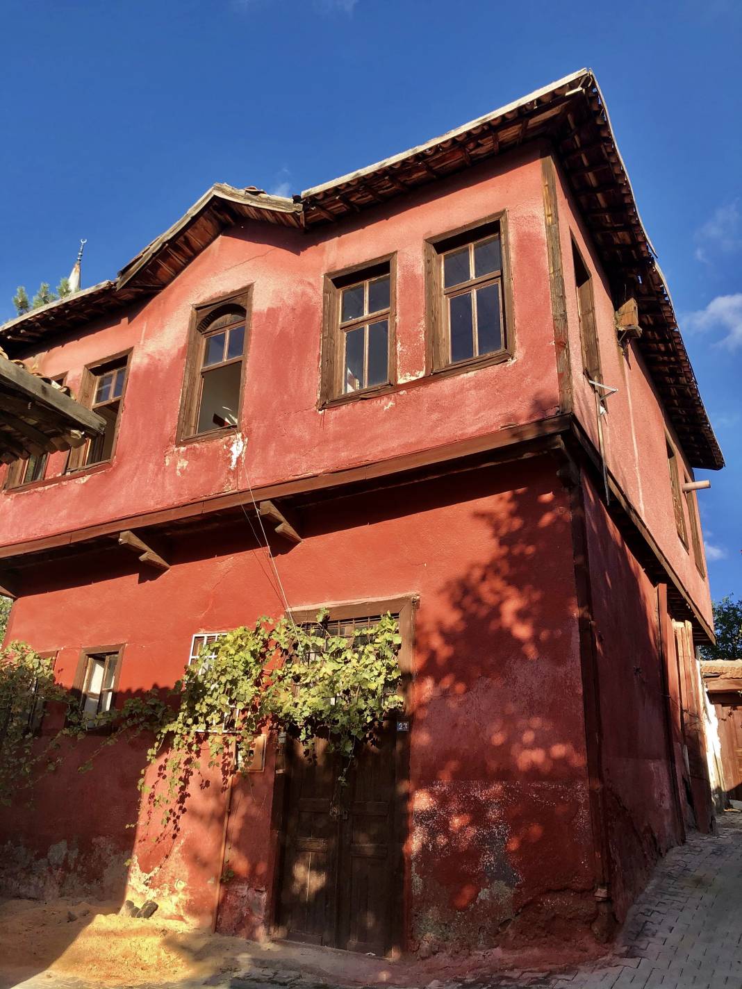 Ayaş Ankara’ya 55 km mesafede geleneksel evleri ve tarihi yapıları ile meşhur bir ilçesidir.Yazarımız Ünal Sade Habername okurları için fotoğrafladı. 21