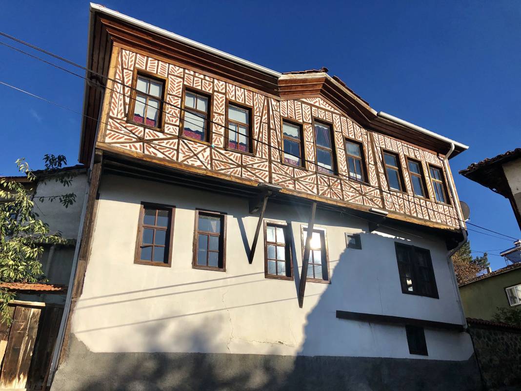 Ayaş Ankara’ya 55 km mesafede geleneksel evleri ve tarihi yapıları ile meşhur bir ilçesidir.Yazarımız Ünal Sade Habername okurları için fotoğrafladı. 22