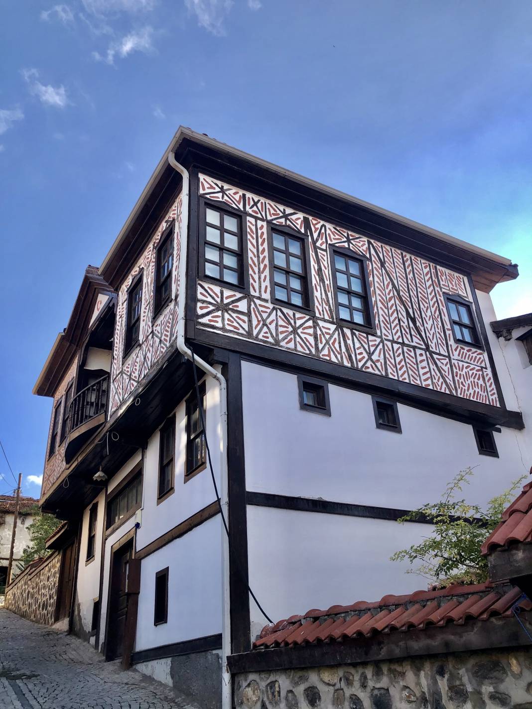 Ayaş Ankara’ya 55 km mesafede geleneksel evleri ve tarihi yapıları ile meşhur bir ilçesidir.Yazarımız Ünal Sade Habername okurları için fotoğrafladı. 23