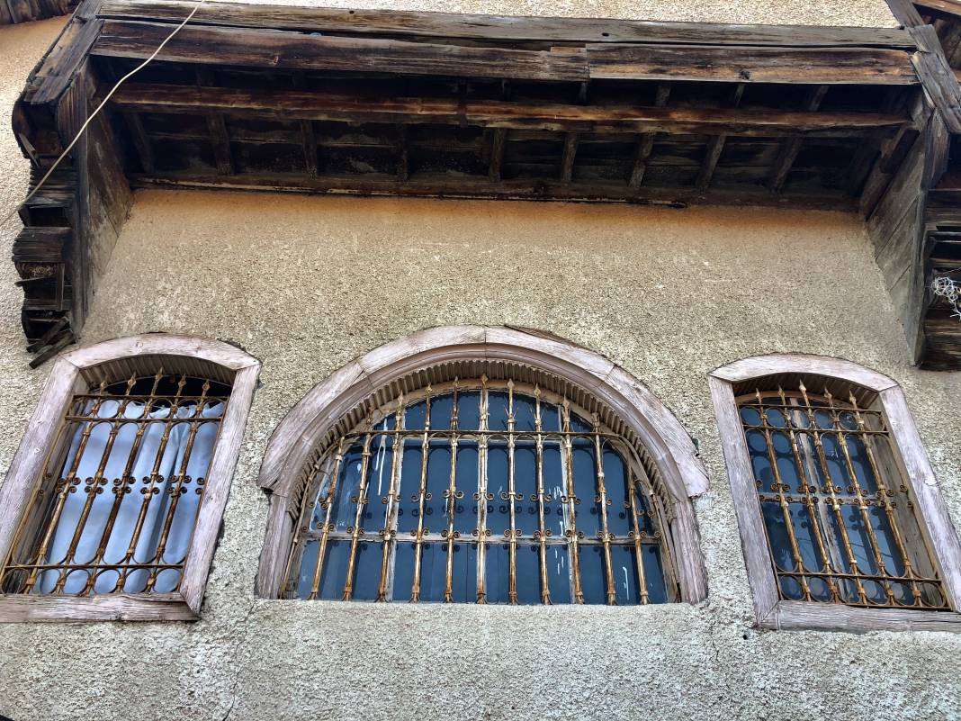 Ayaş Ankara’ya 55 km mesafede geleneksel evleri ve tarihi yapıları ile meşhur bir ilçesidir.Yazarımız Ünal Sade Habername okurları için fotoğrafladı. 24