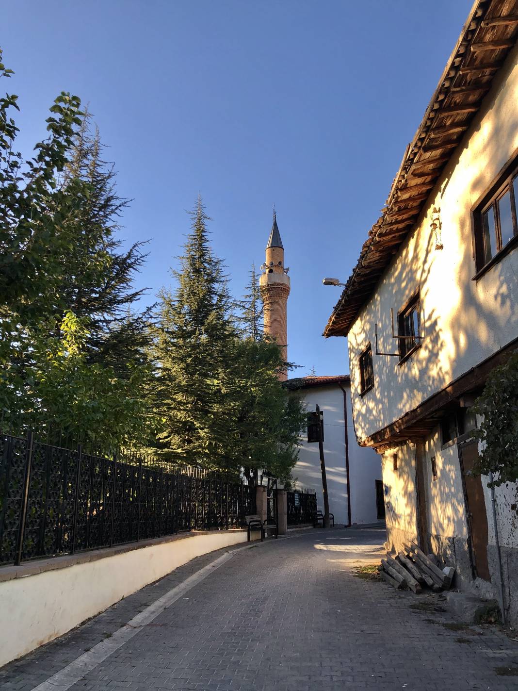 Ayaş Ankara’ya 55 km mesafede geleneksel evleri ve tarihi yapıları ile meşhur bir ilçesidir.Yazarımız Ünal Sade Habername okurları için fotoğrafladı. 6