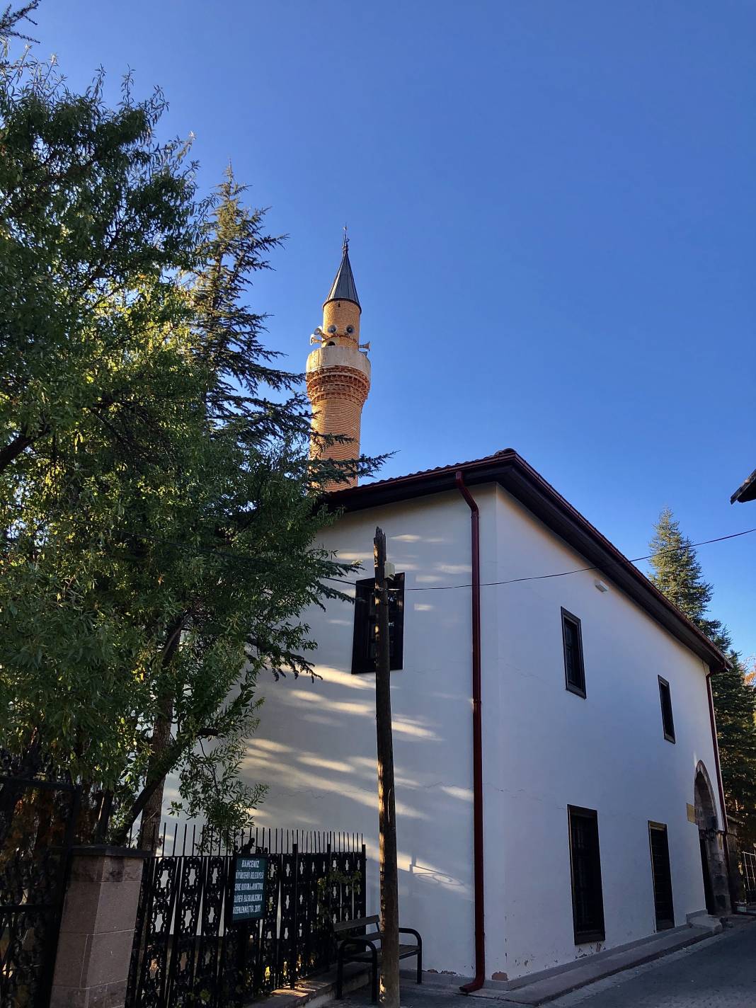Ayaş Ankara’ya 55 km mesafede geleneksel evleri ve tarihi yapıları ile meşhur bir ilçesidir.Yazarımız Ünal Sade Habername okurları için fotoğrafladı. 9