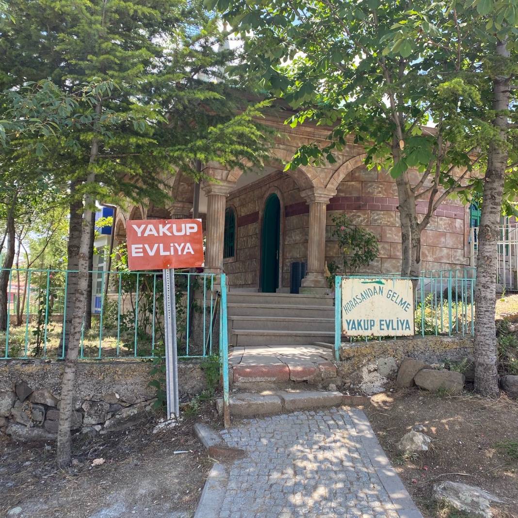 Sitemiz Yazarı Meltem Kavak'ın deklanşöründen Ankara'da bulunan tekke ve türbelerden birkaçı. 33