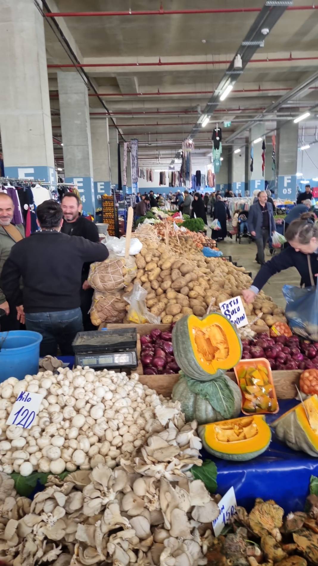İstanbul’un en nezih kapalı alan semt Pazarı. Üsküdar Bulgurlu Pazarı. FOTOĞRAFLAR: Ü. A. Kaplan 2