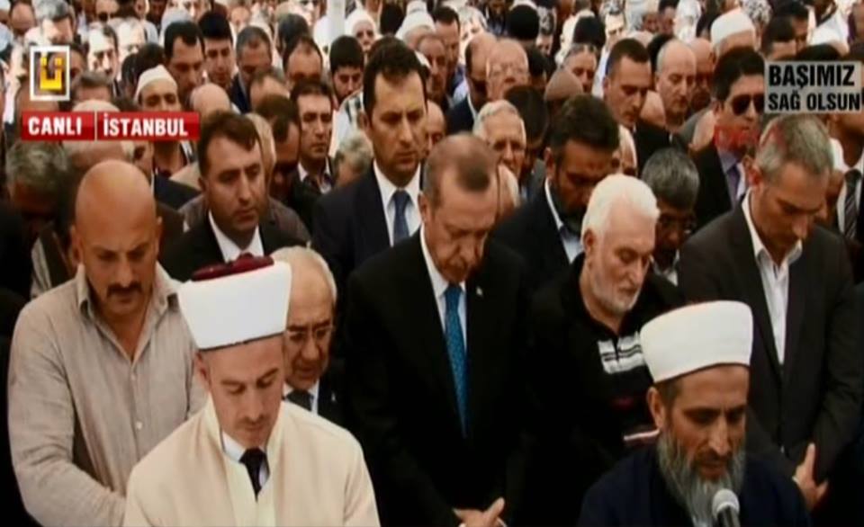 30 yıllık dava arkadaşının Cenazesine iştirak etti