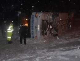 Yolcu otobüsü devrildi: 25 yaralı