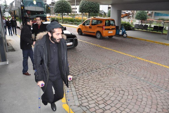 Hamit Altıntop koltuk değnekleriyle cenazeye gitti