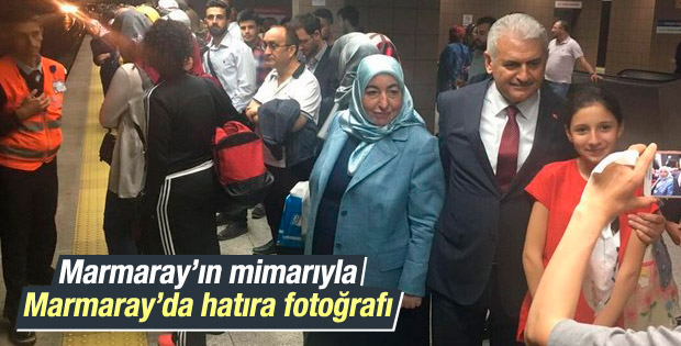Binali Yıldırım'dan vatandaşlarla Marmaray hatırası