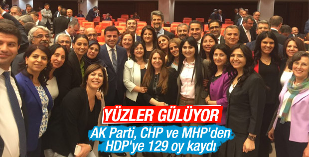 HDP'li vekillerden dokunulmazlık pozu