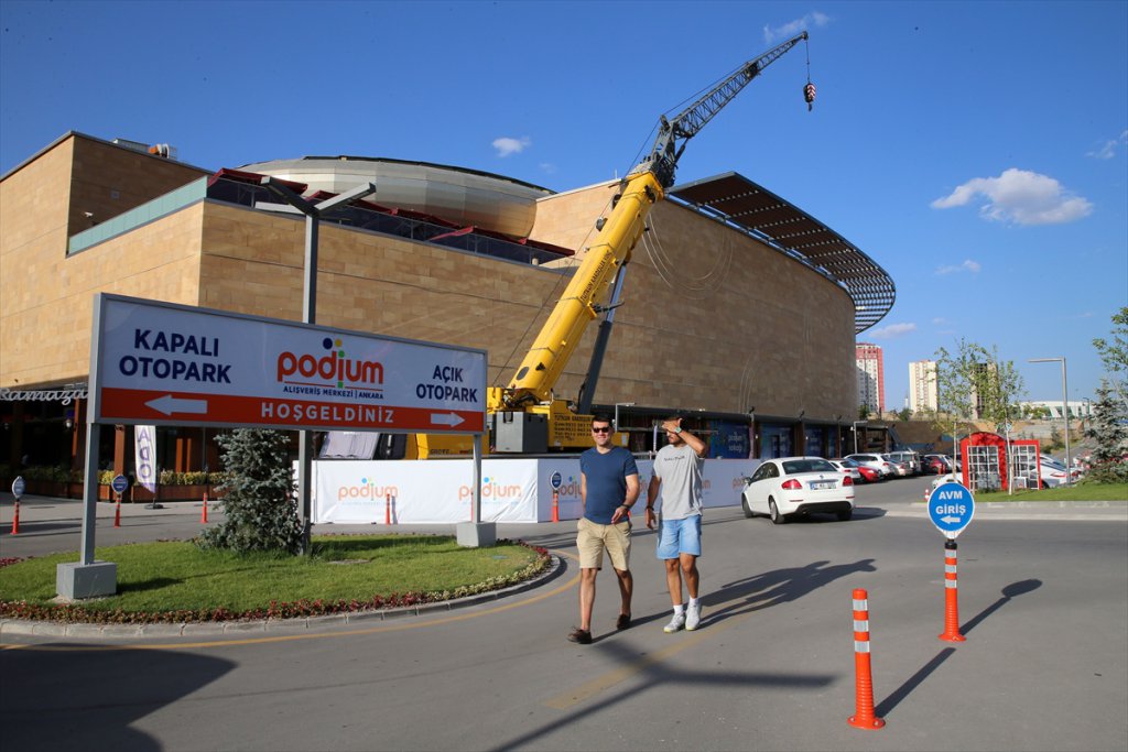 AVM'nin Çatısı Çöktü