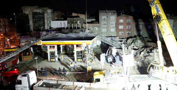 Zeytinburnu'nda bir bina çöktü