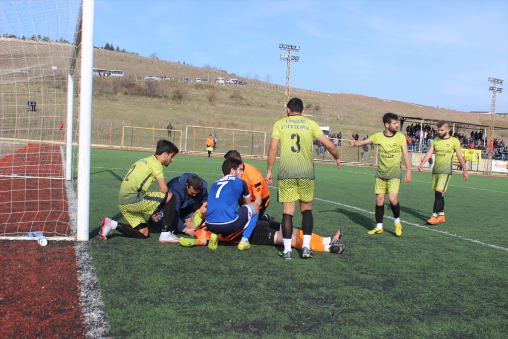 Dili boğazına kaçan kaleci hastanelik oldu