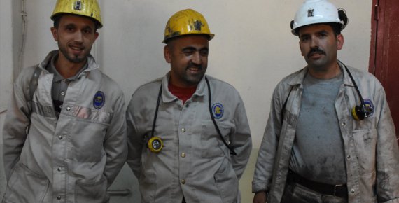 "Koltuklar kirlenmesin" diye ayakta yolculuk eden madenciler mesaiye başladı