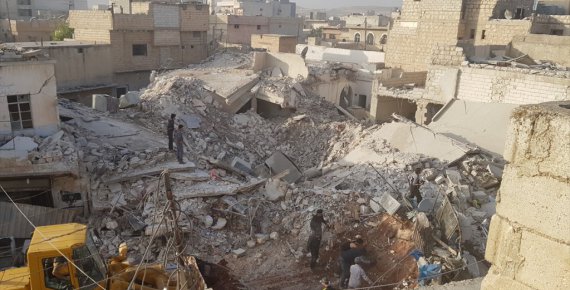 Halep'te pazar yerine hava saldırısı: 10 ölü