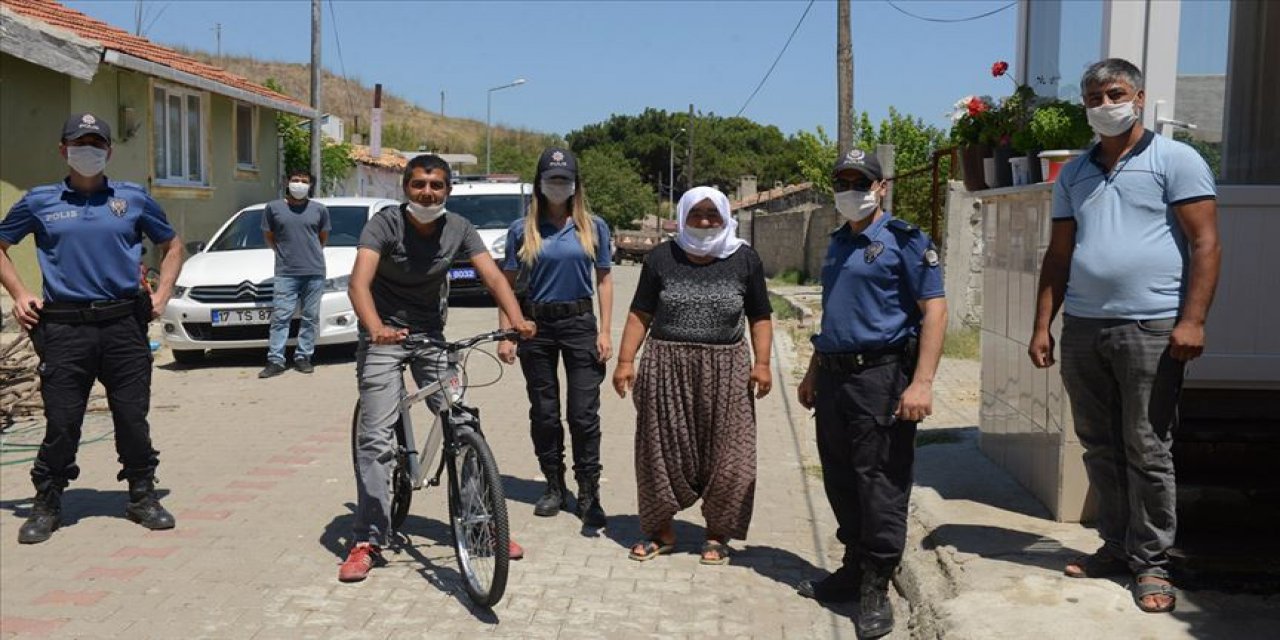 Polisler, engelli gencin çalınan bisikletinin yerine yenisini aldı