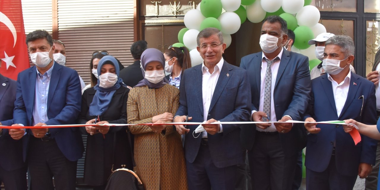 Gelecek Partisi Genel Başkanı Davutoğlu, partisinin Kars İl Başkanlığı binasını açtı