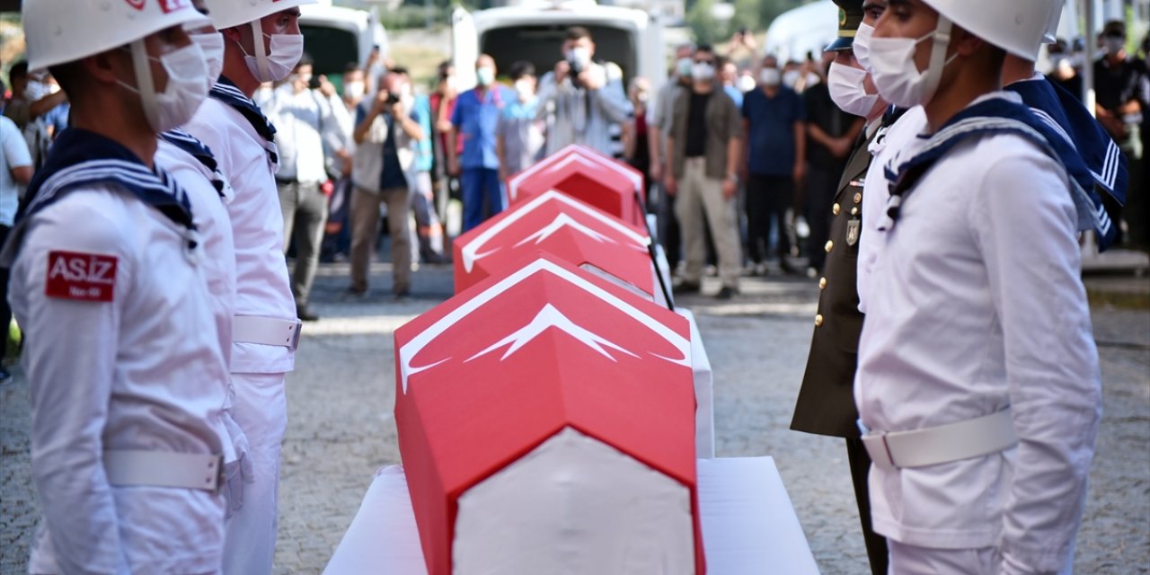 Mersin'de devrilen otobüste şehit olan 4 asker için tören