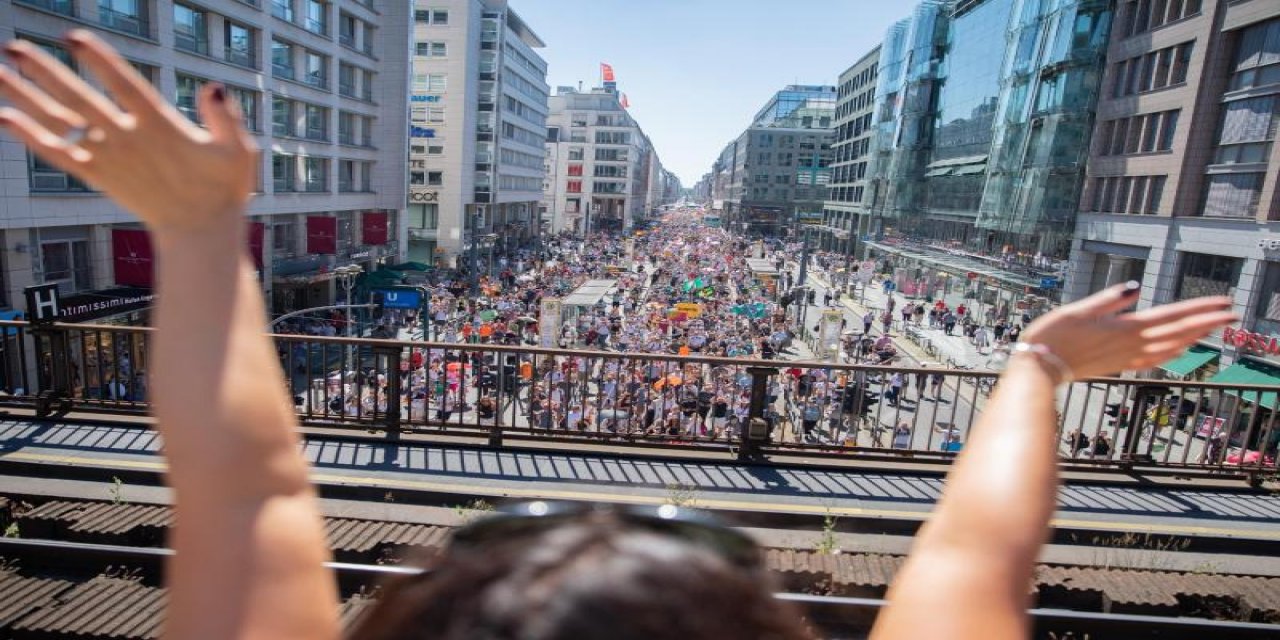 İspanya'da göstericiler Kovid-19 önlemlerini maske takmayarak protesto etti