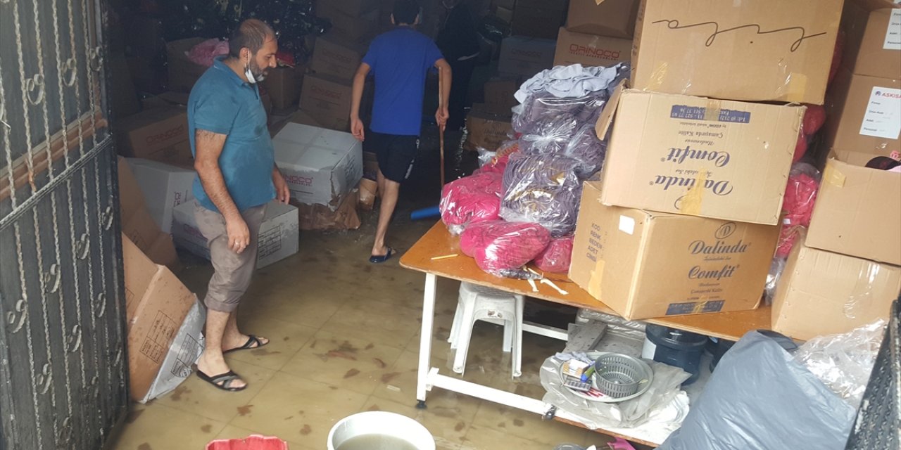 Arnavutköy'de yağış nedeniyle iş yerlerini su bastı