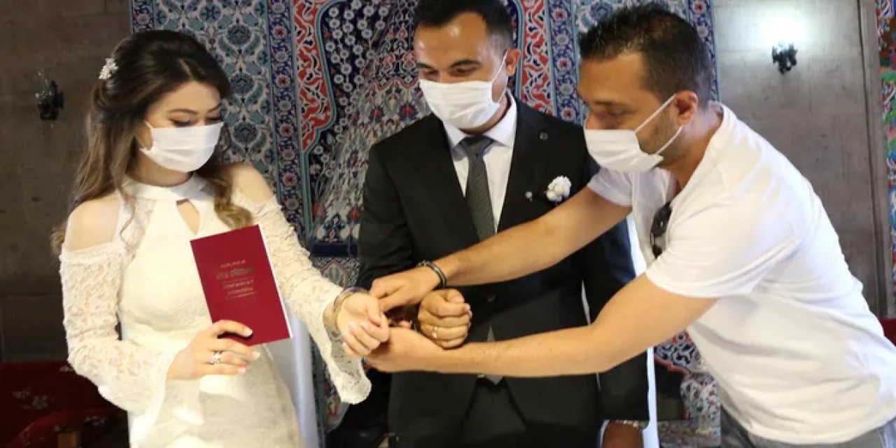 Polis çifte nikah töreninde sembolik kelepçe takıldı