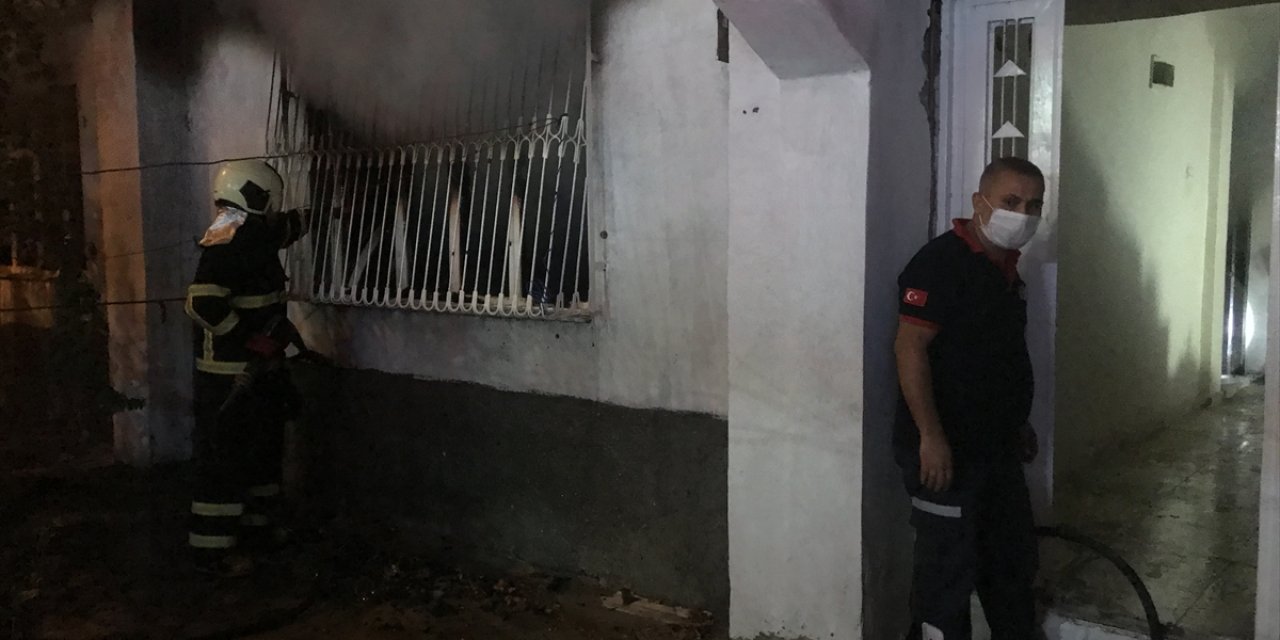 Adana'da kundaklanan evde hasar oluştu