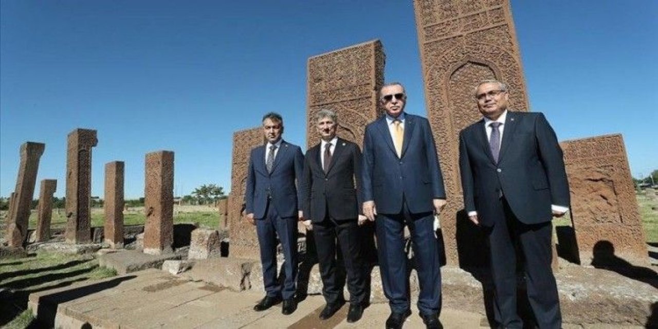 Cumhurbaşkanı Erdoğan, Ahlat'ta Selçuklu mezarlığını ziyaret etti
