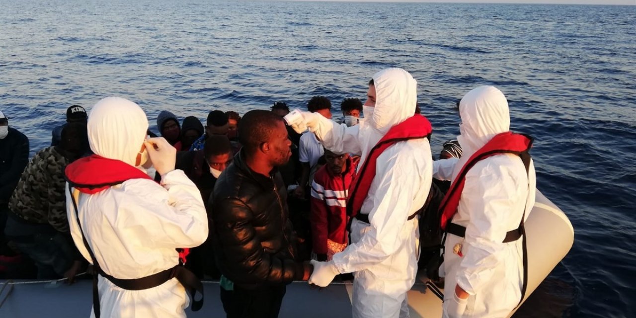 İzmir'de Türk kara sularına geri itilen 68 sığınmacı kurtarıldı