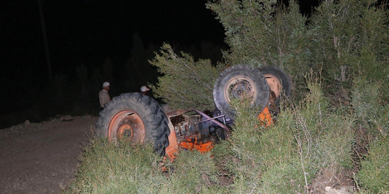 Burdur'da devrilen traktörün altında kalan sürücü hayatını kaybetti