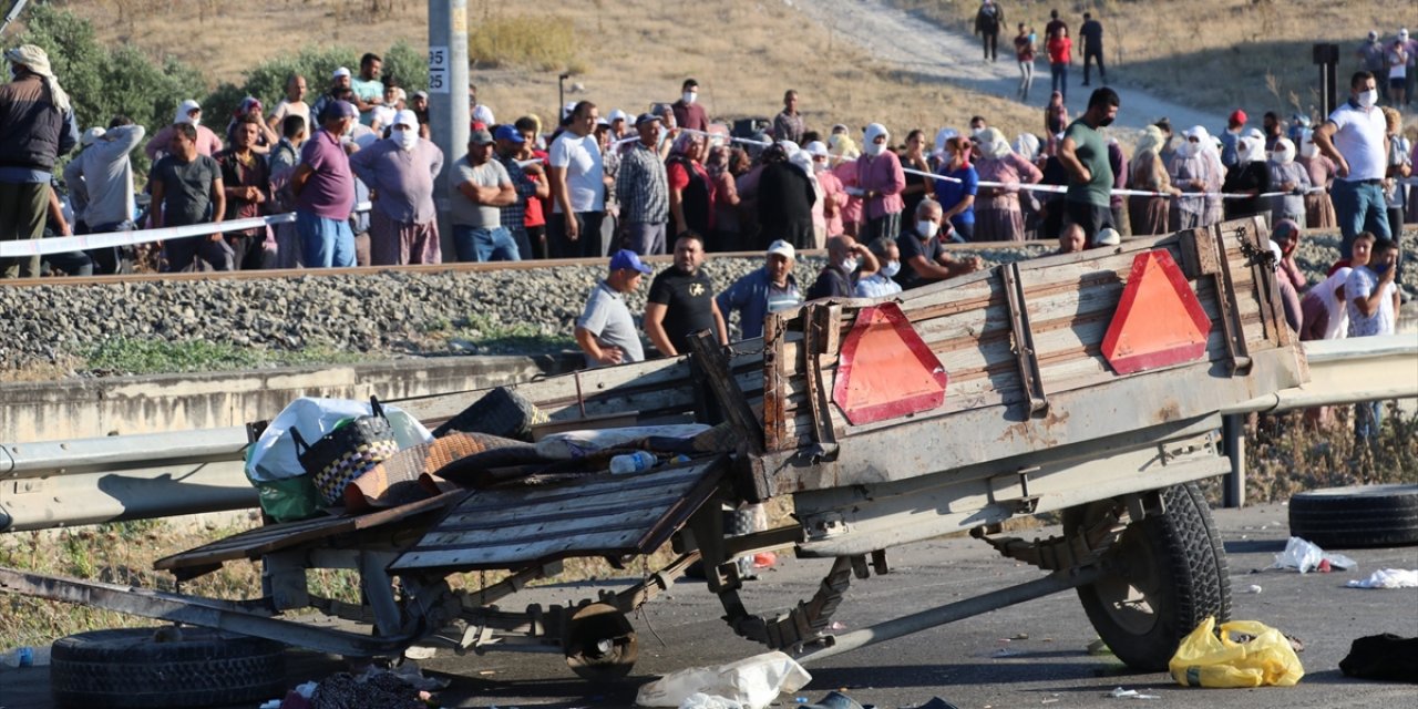 Manisa'da panelvan traktöre çarptı : 2 ölü, 11 yaralı