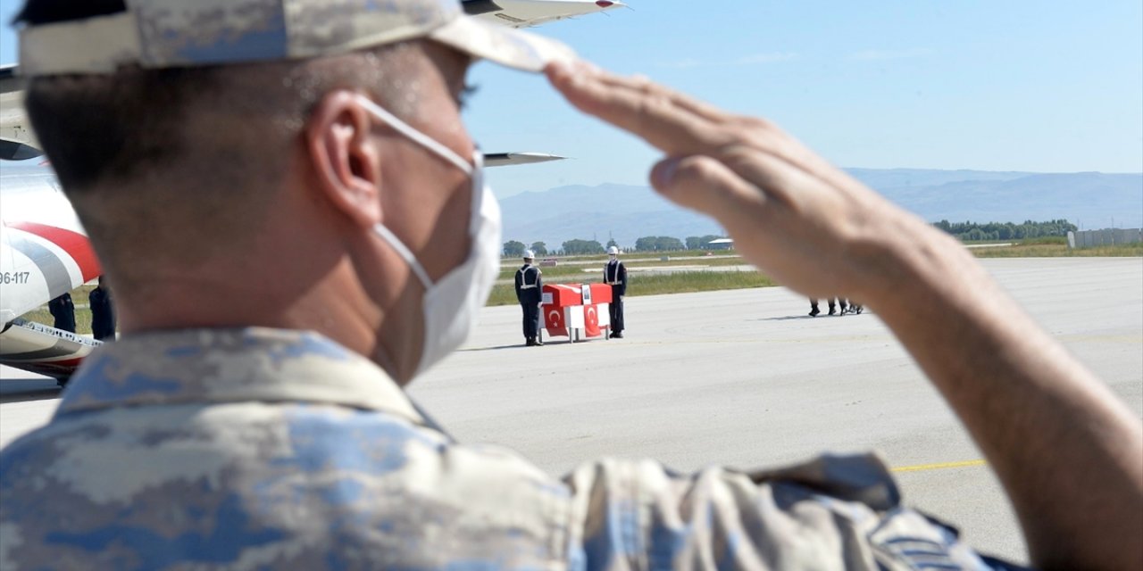 Şehit Uzman Çavuş Çetin Ak için Erzurum'da tören düzenlendi