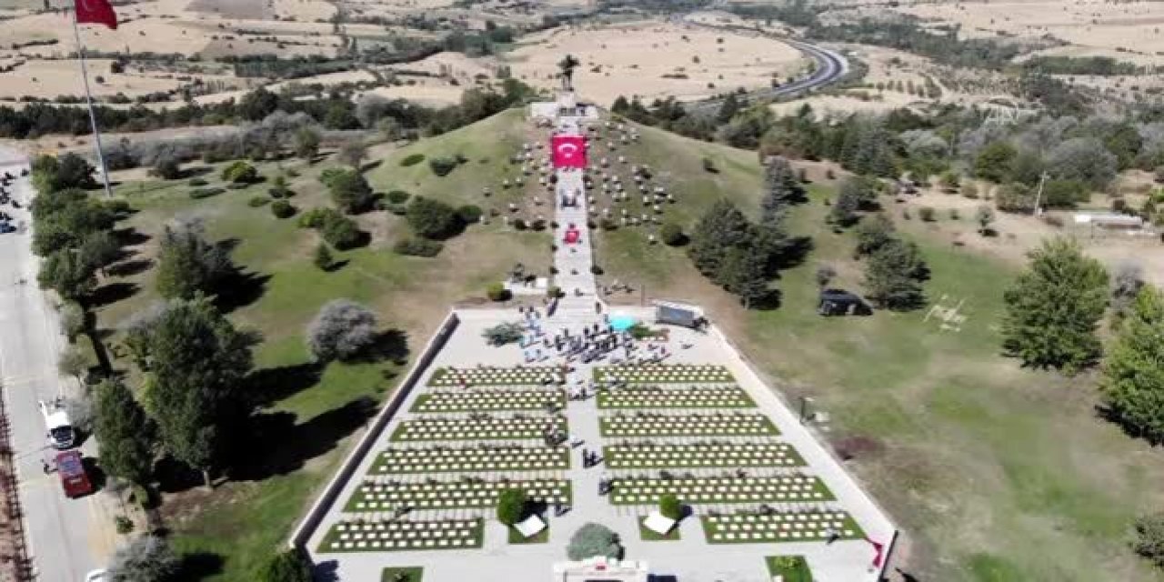 Dumlupınar Şehitliği'nde ziyaretçi yoğunluğu