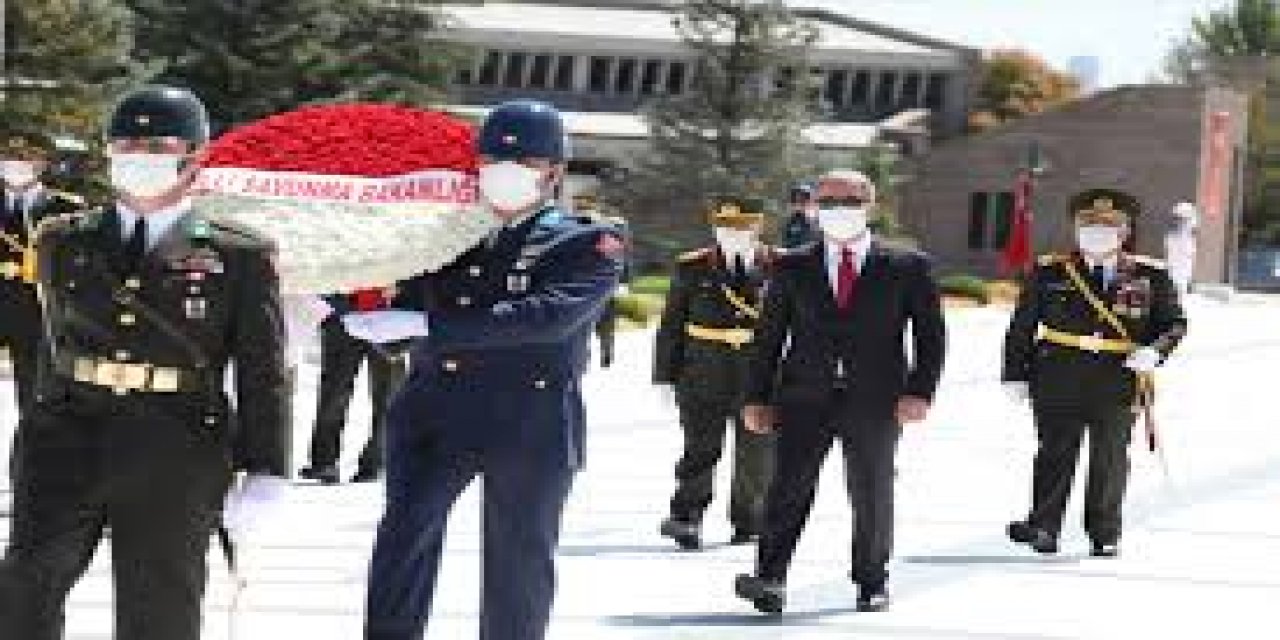 Milli Savunma Bakanı Akar, TSK Komuta Kademesi ile Devlet Mezarlığı'nı ziyaret etti