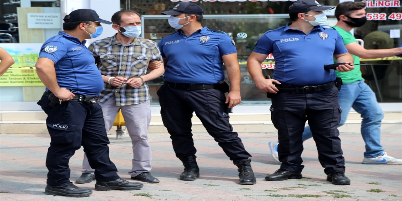 Sivas'ta bir esnaf tartıştığı komşusunu silahla bacağından yaraladı