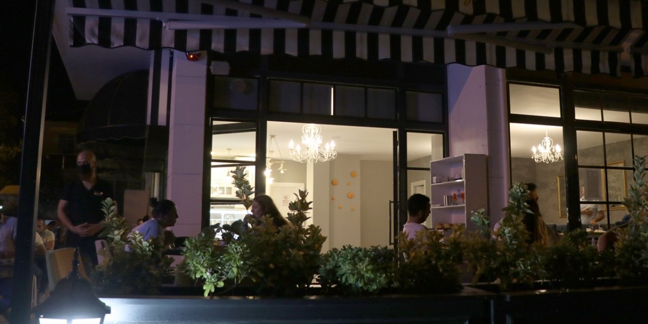 Kafeler gece yarısıyla birlikte müzik yayınını durdurdu