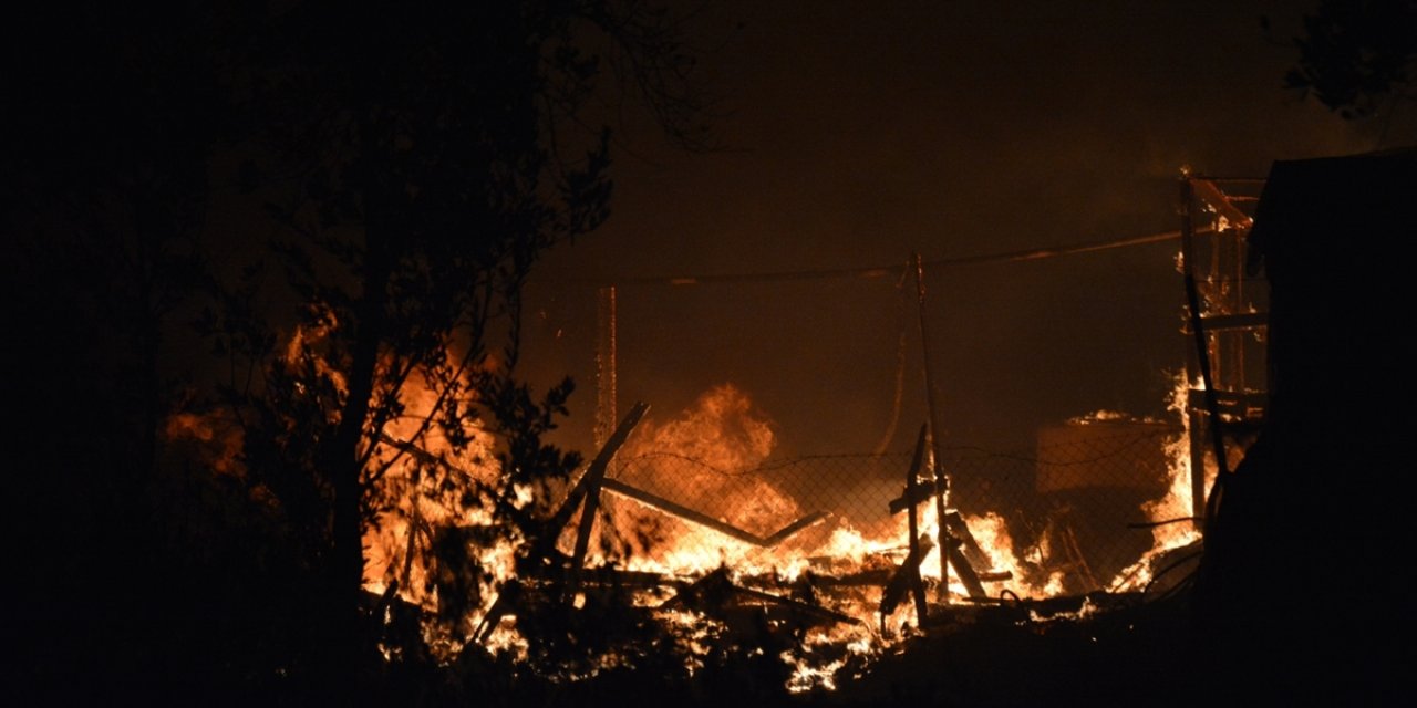 Yunanistan'ın Midilli Adası'ndaki sığınmacı kampında yangın çıktı