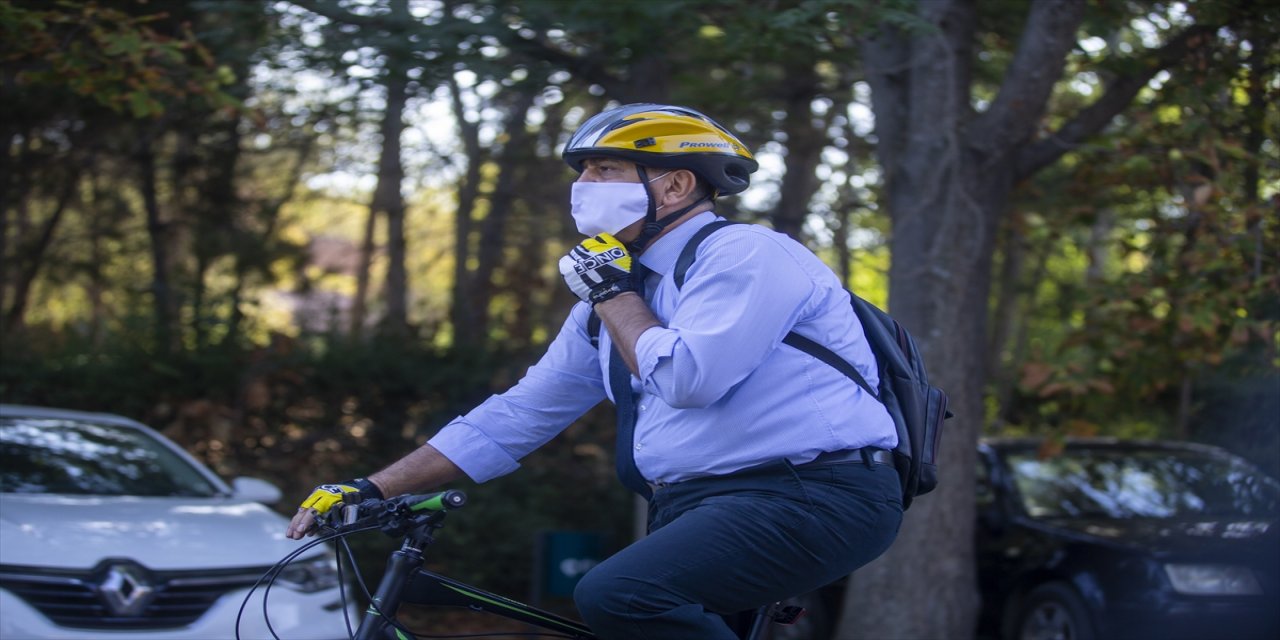 Dışişleri Bakan Yardımcısı Kaymakcı AB Başkanlığındaki ofisine bisikletle gitti