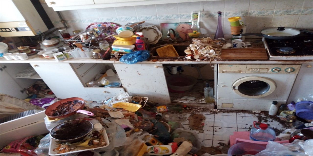 Bursa'da bir evden 8 kamyon çöp çıktı