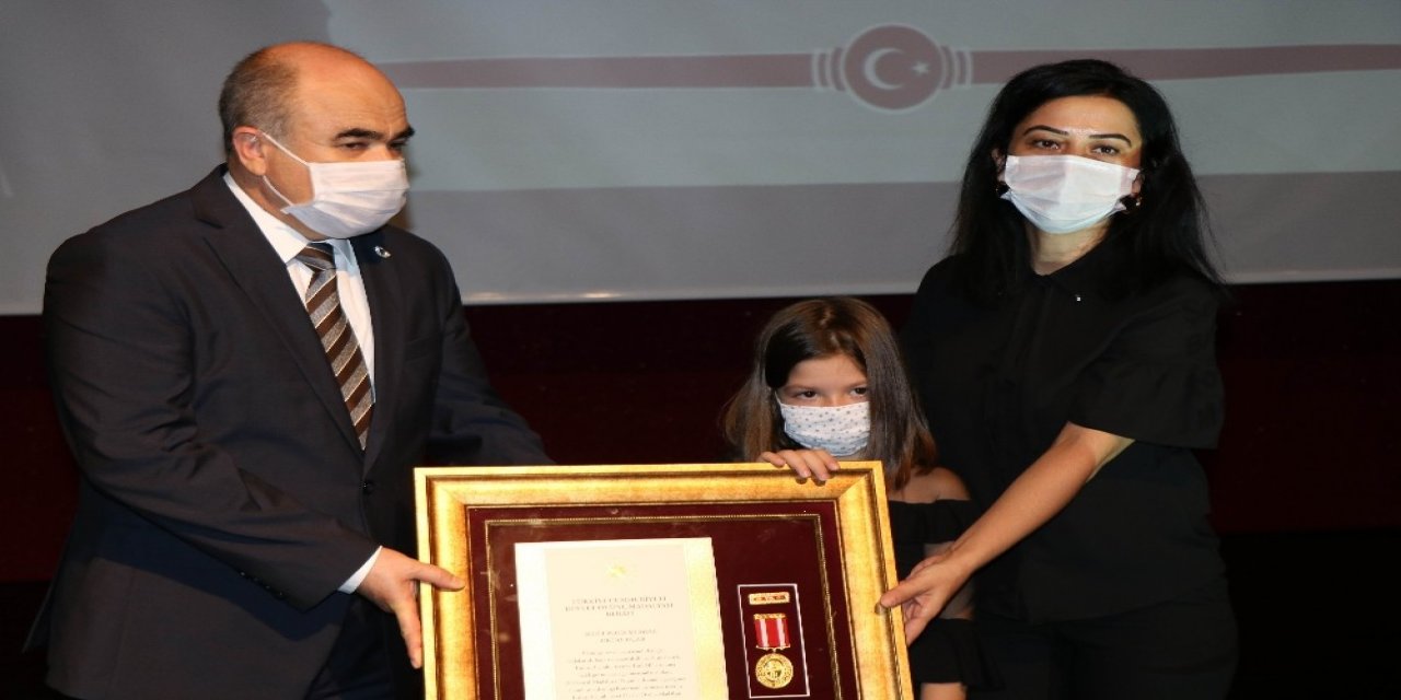 Şehit polisin devlet övünç madalyasını 7 yaşındaki kızı aldı