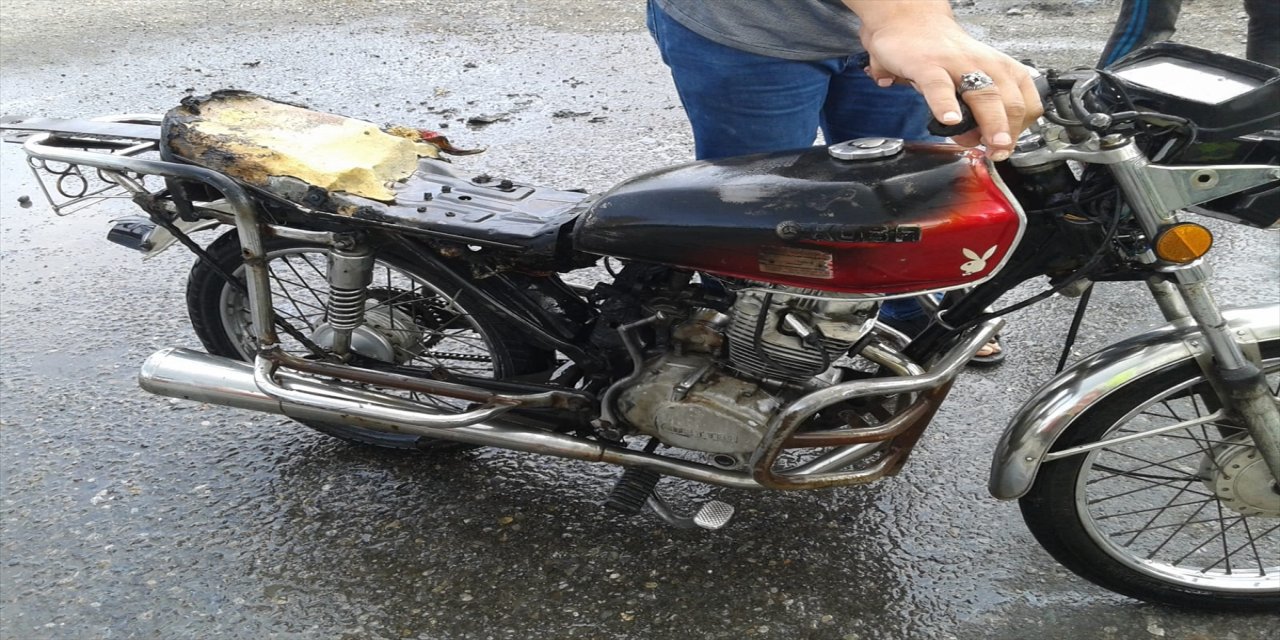 Polisin ceza yazmaya çalıştığı sürücü motosikletini yakarak kaçtı