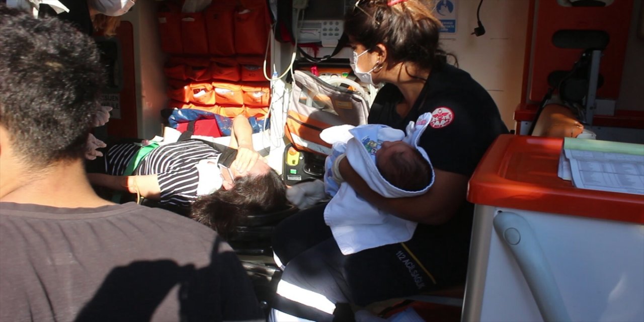 Parkın duvarına çarpan otomobildeki anne ile bebeği yaralandı