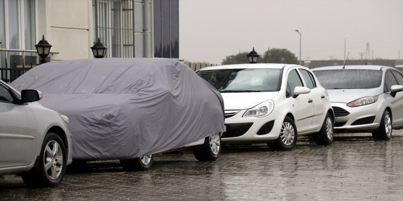Kırklareli'nde vatandaşlar araçlarını dolu yağışından korumak için önlem aldı